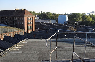 Geländer auf dem Dach eines alten Gebäudes