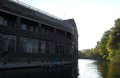 Kanal neben Industriedenkmal