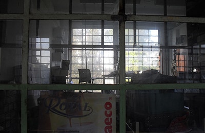 Alte Halle mit Glas und Stahl unterteilt