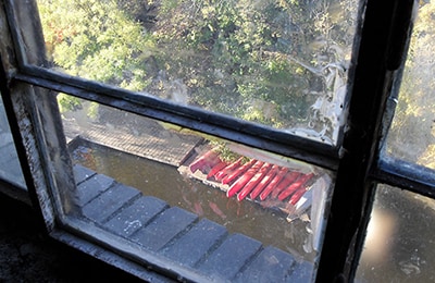 Blick aus dem Fenster eines Industriedenkmals