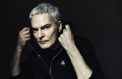 Max
            Bentow schlägt den Kragen seiner Jacke hoch