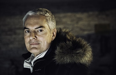 Max Bentow schaut
            nach links in die Kamera