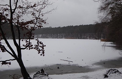 Ein See von Schnee bedeckt