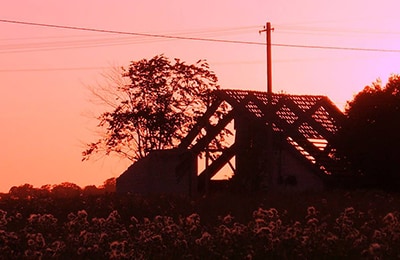 Eine Scheune im Sonnenuntergang