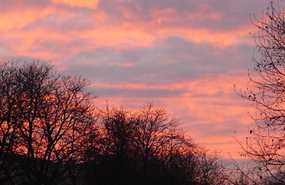 Ein bewölkter Himmel im Sonnenuntergang