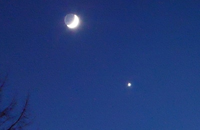 Nachthimmel mit dem Mond und einem hellen Stern