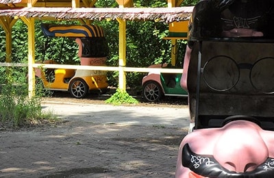 Spreepark Fahrzeug mit Schnurrbart und großer Nase