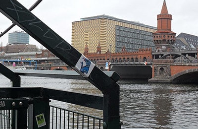 Blick auf die Spree und dahinter befindet sich die rote Oberbaumbrücke in Berlin.
