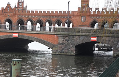 Schiffsdurchfahrten auf der Spree unter der Oberbaumbrücke.