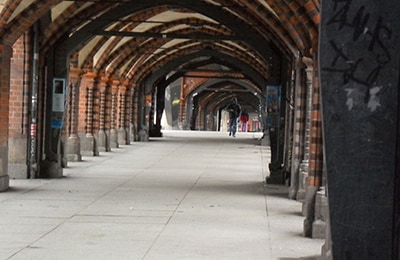 Unterführung aus Backsteinen unter der Oberbaumbrücke.