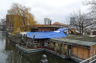 Flutgraben in Kreuzkölln, der aussieht wie aneinander gereihte Bungalows direkt am Wasser.
