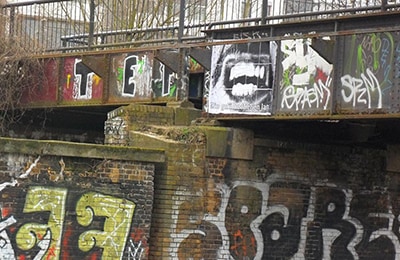 Mit Graffiti besprayte Brücke über dem Landwehrkanal.