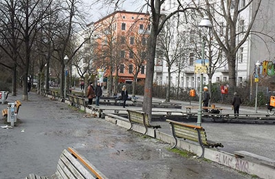 Bouleplatz am Landwehkanal, an dem sich einige Leute treffen, um zu spielen oder zuzuschauen.