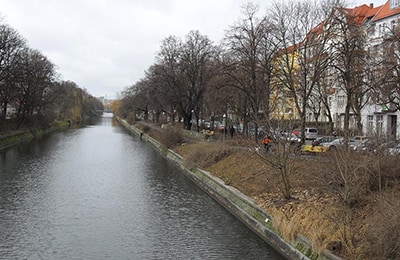 Blick auf das Paul-Linche-Ufer, das von kahlen Bäumen gesäumt wird.