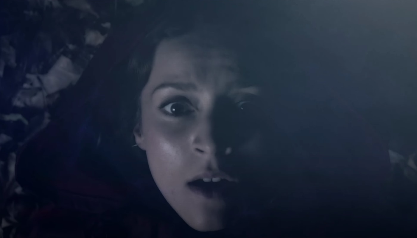 Eine Frau schaut verängstigt in die Kamera.